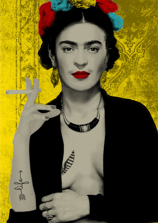 Frida med cigarett